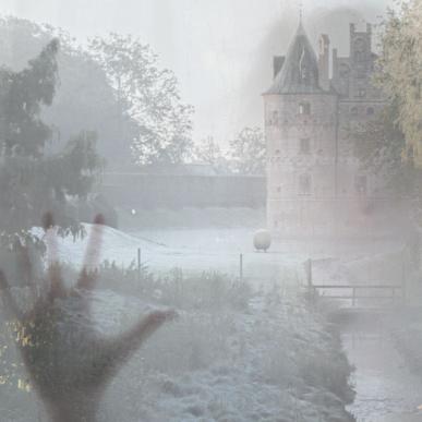 Egeskov Slot set fra afstand gennem en tåge med omridset af et spøgelse.