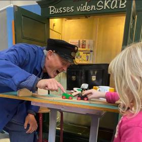 Lokomotivmester Busse underholder et barn på Jernbanemuseet. 