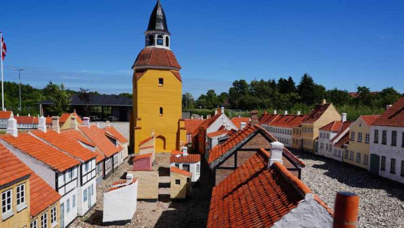 Et view ud over Faaborg Miniby med en masse små bindingsværkshuse og det karakteristiske gule klokketårn med det røde tegltag.