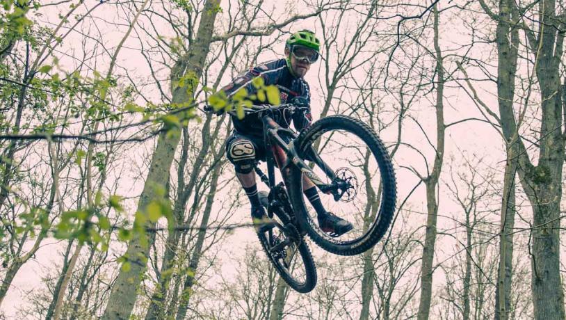 mountainbiker i luften