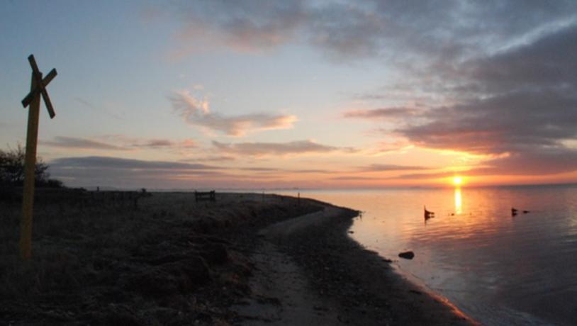 Oplev en smuk og rolig solnedgang på Hjortø