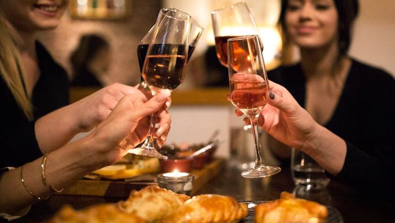 Hyggeligt samvære på fynsk vinbar