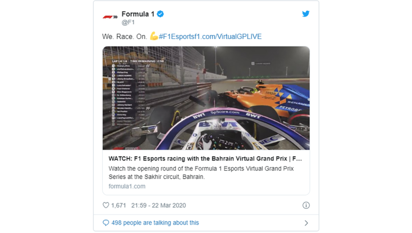 Et skærmbillede af et Twitter-opslag. Opslaget er lavet af "Formula 1". Der er også et billede af et racerbilsrat og over billedet er teksten "We race on".