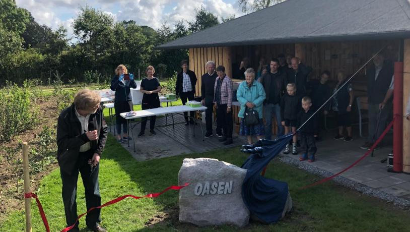 Mand klipper en rød snor over til åbningen af Oasen. Begejstrede folk kigger på i et skønt solskinsvejr. 