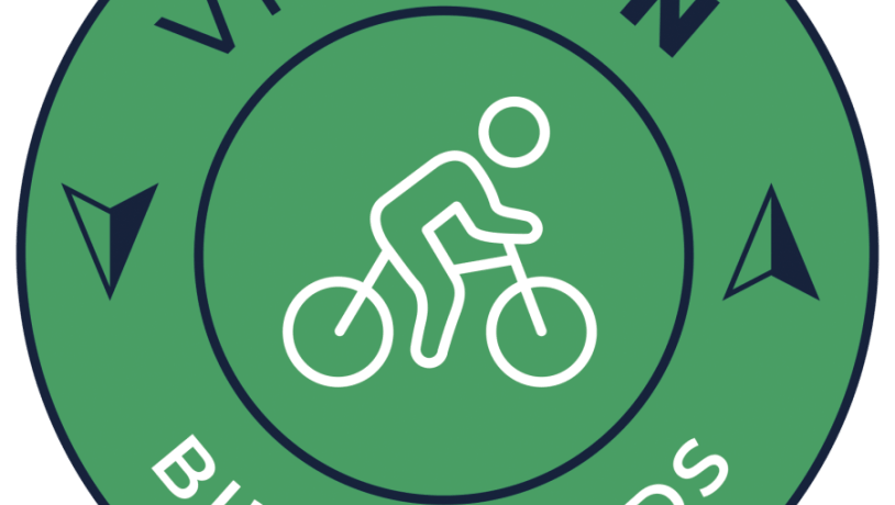 Rundt grønt logo med et cykelikon og teksten VisitFyn Bike Friends