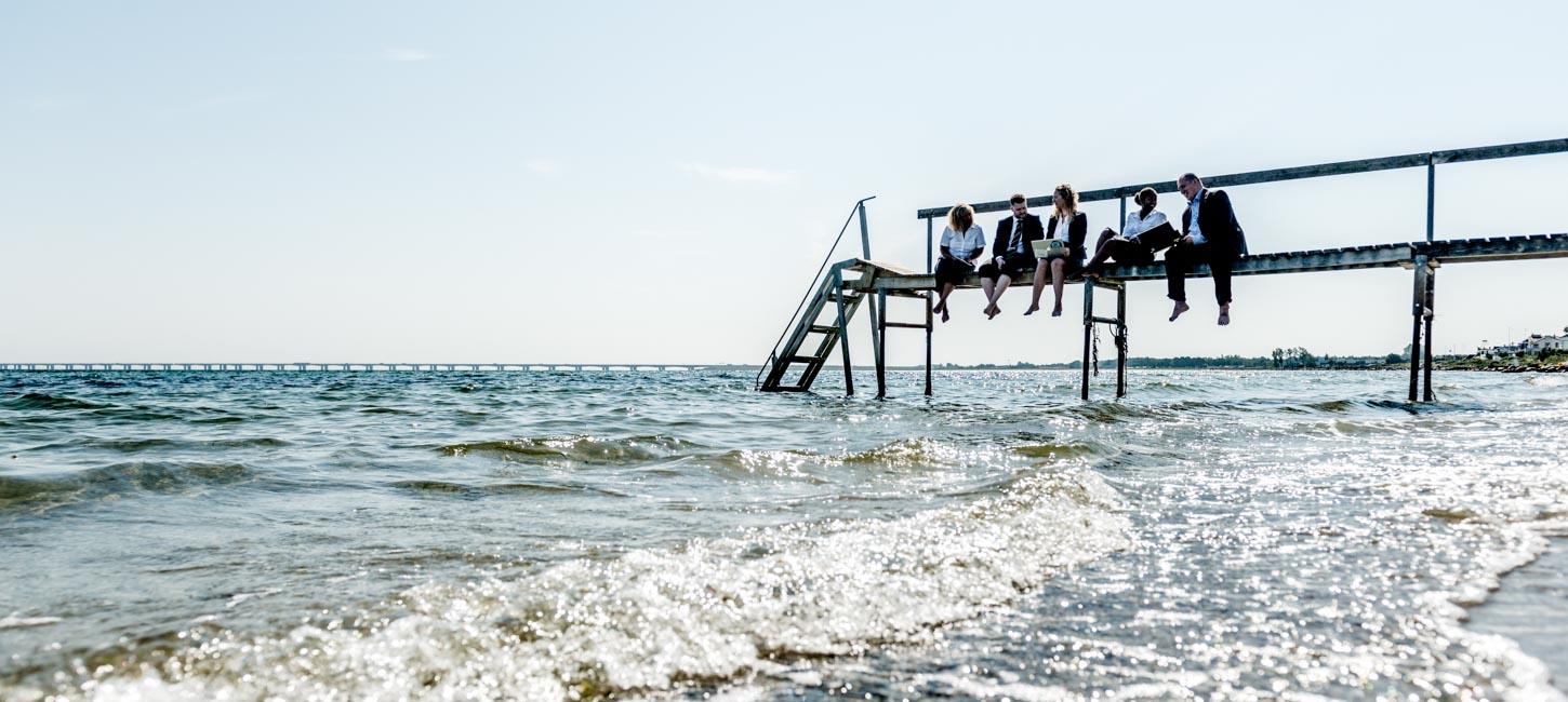 forretningsfolk på badebro