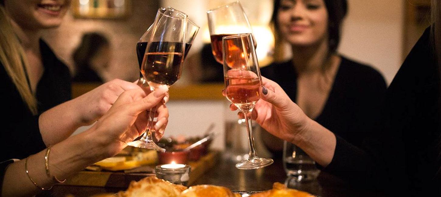 Hyggeligt samvære på fynsk vinbar