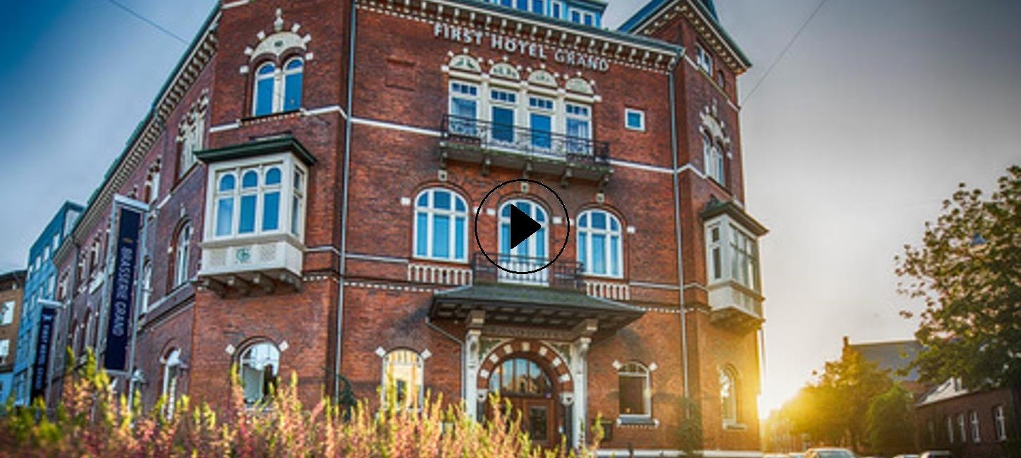 First Grand Hotel med PLAYKNAP