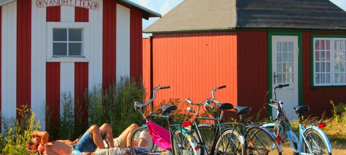 En flok som slapper af på Vesterstrand efter Cykeltur 