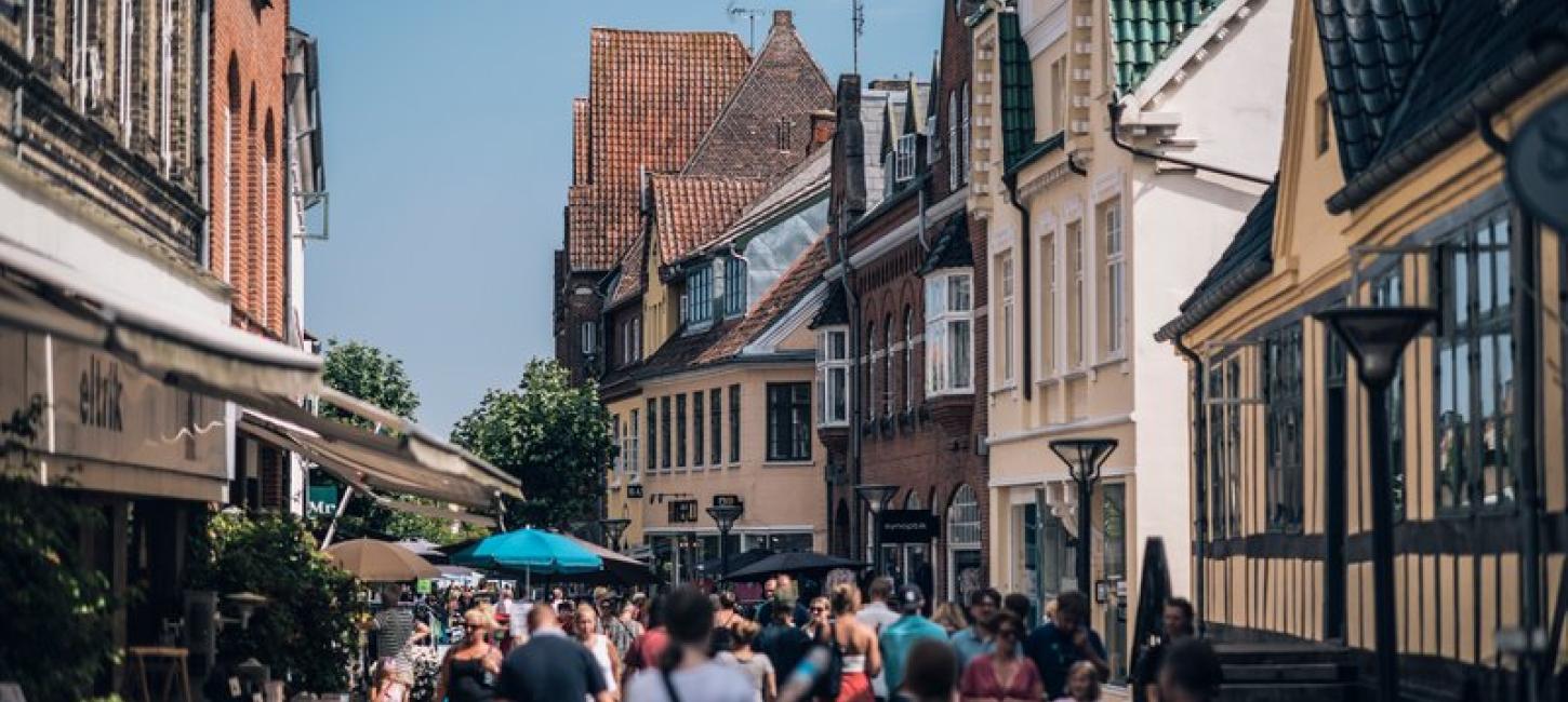 Gågade med en masse mennesker på en sommerdag.