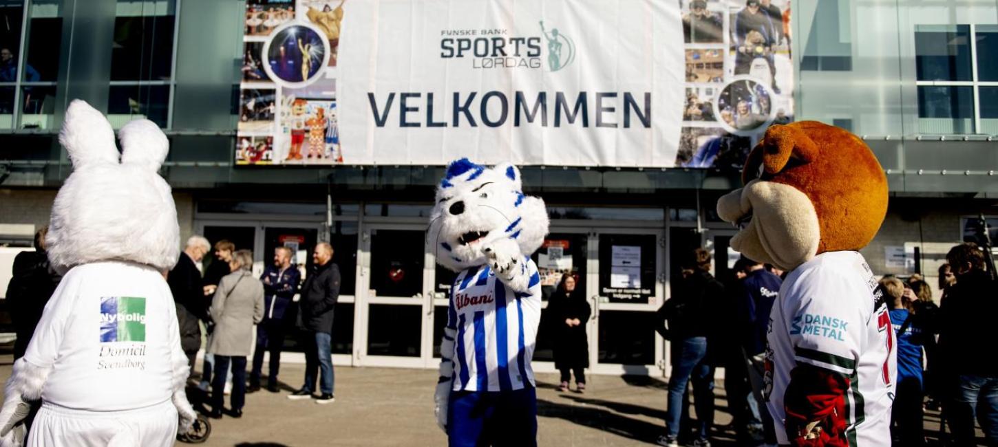 Tre sportsklub-maskotter står foran indgangspartiet til Fynske Bank Sportslørdag