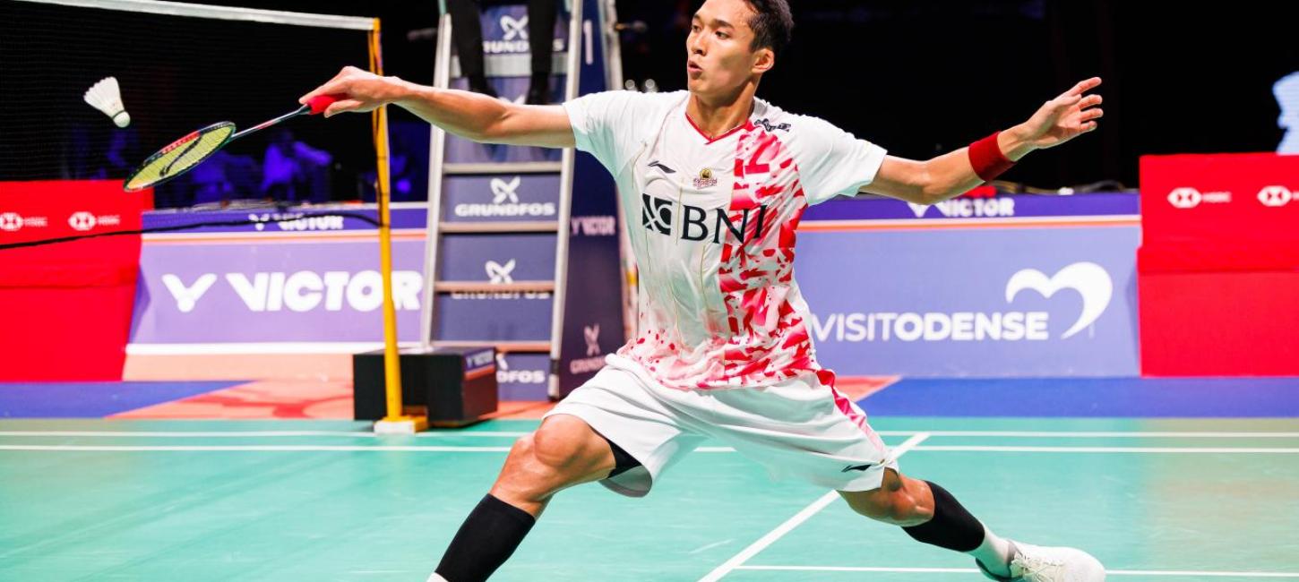 Badmintonspiller slår til bolden helt oppe ved nettet i Denmark Open 2022