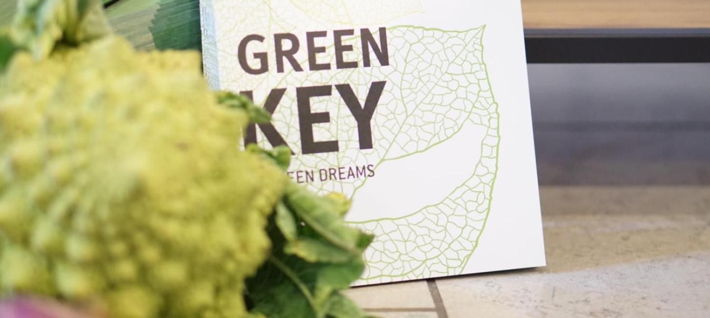 Green Key-logoet opstillet ved siden af grøntsager