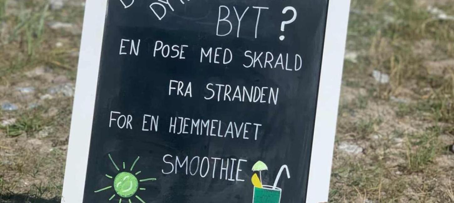 Skilt med teksten: "Dyt dyt ska' vi byt? En pose skrald fra stranden for en hjemmelavet smoothie"