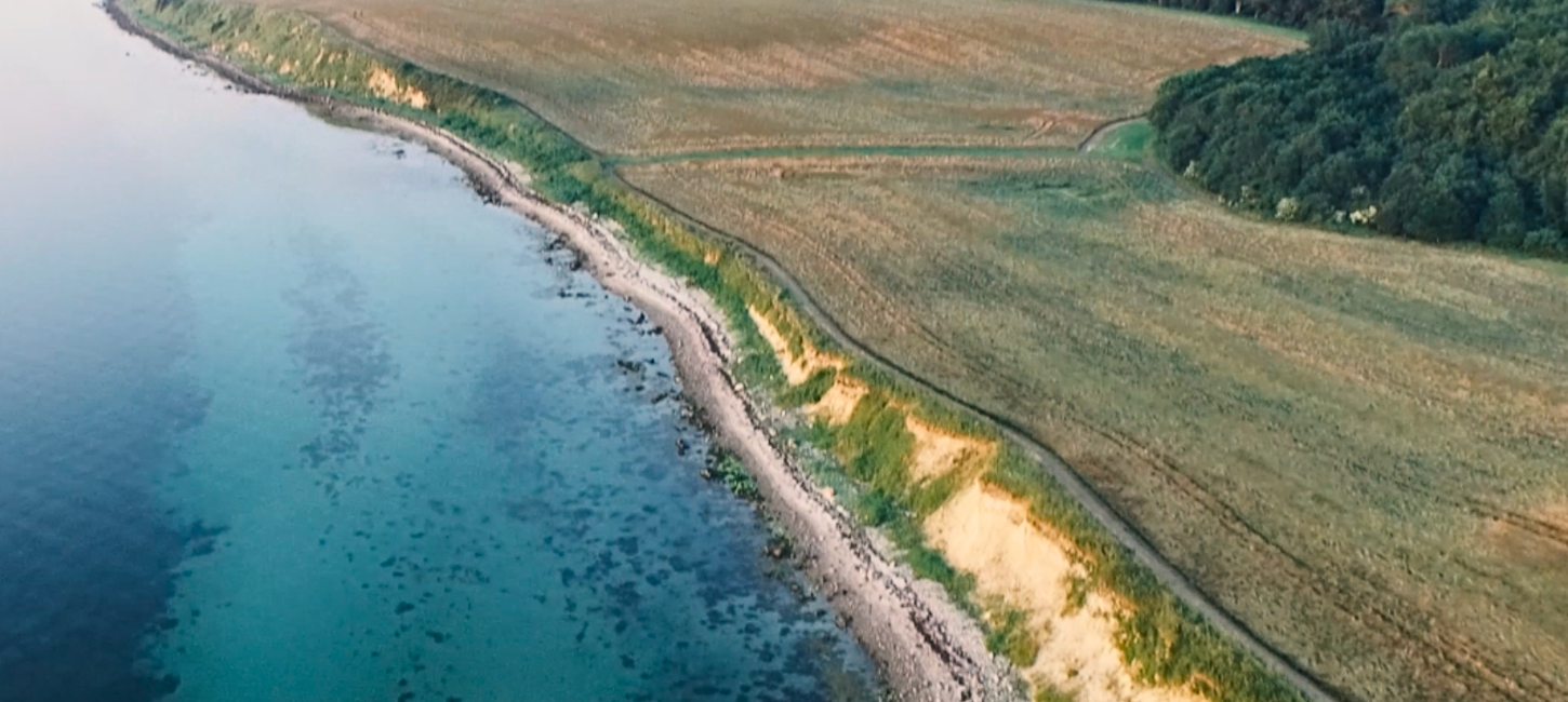Et dronebillede af klint- og strandlandskabet beliggende ud til havet