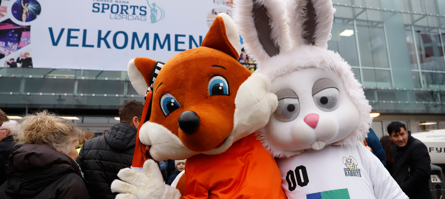 Ræv og kanin-maskot foran Idrætshallen til Sportslørdag
