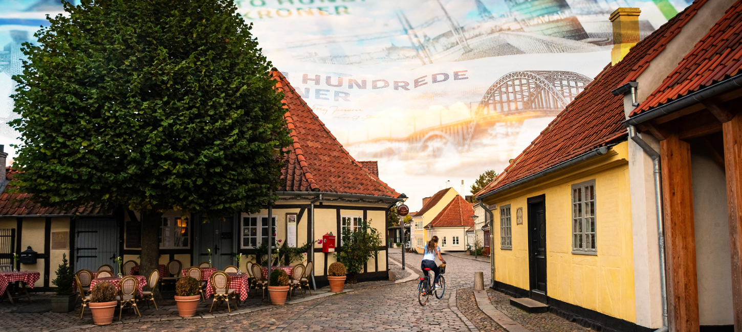 Pengeregn over gule bindingsværkhuse med røde tage i den gamle bydel i Odense
