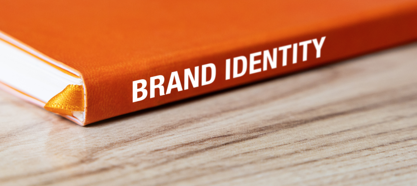 Rød bog med teksten Brand Identity