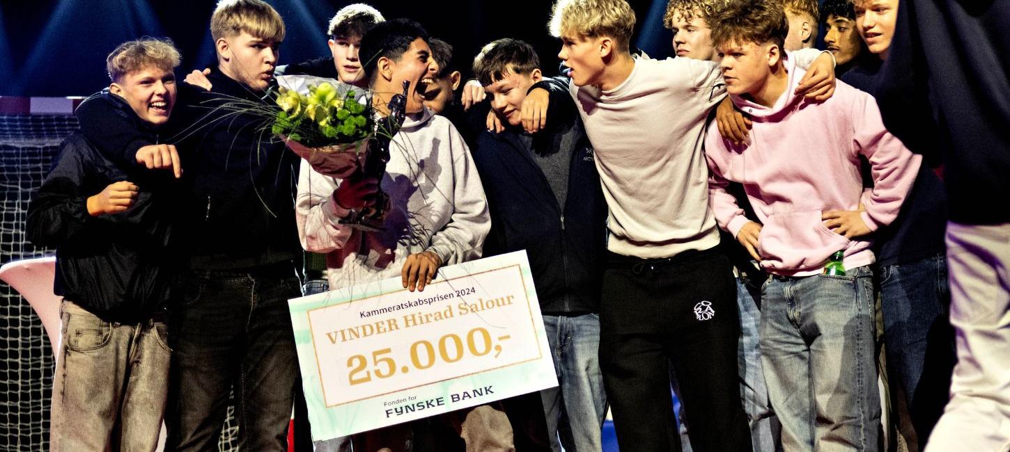 En flok glade unge mennesker på Scenen til Sportslørdag, hvor vinderen af Kammeratskabsprisen bliver overrakt 