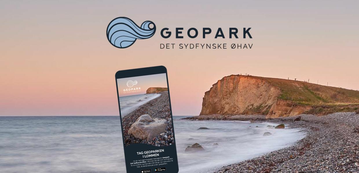 En telefon er sat ind foran et naturbillede med vand, strand og klint. Øverst står teksten Geopark Det Sydfynske Øhav sammen med deres logo.