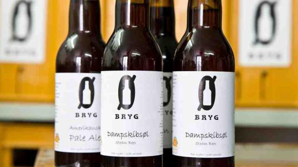 Fire øl i mørke flasker af mærket Ø-Bryg
