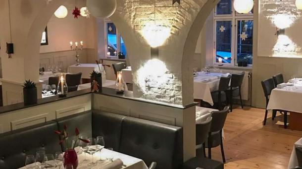 Hvidt og brunt interiør i hyggelig restaurant og vinbar.