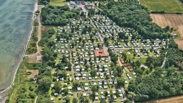 Luftfoto af Bøsøre strand feriepark: Et net af campingvogne set oppefra