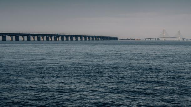 Mørkeblåt hav med Storebæltsbroen i baggrunden.