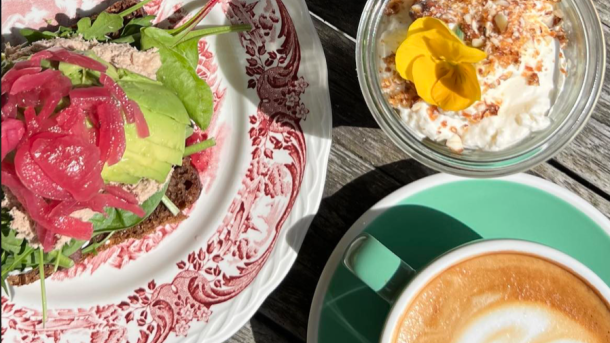 Kaffe, kage og avokadomad 