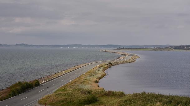 Helnæsvejen, som går igennem havet ud til halvøen. 