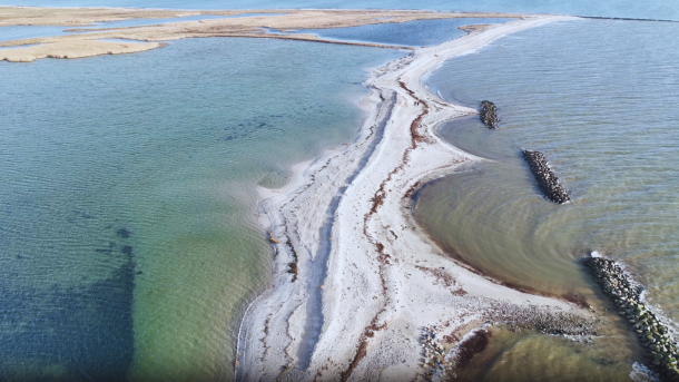 Droneskud af Eriks Hale ved Ærø som er en smal landtange med hav til begge sider