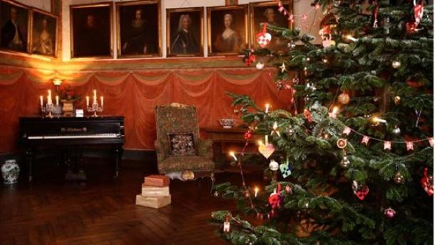 En stue med juletræ og juleoppyntning