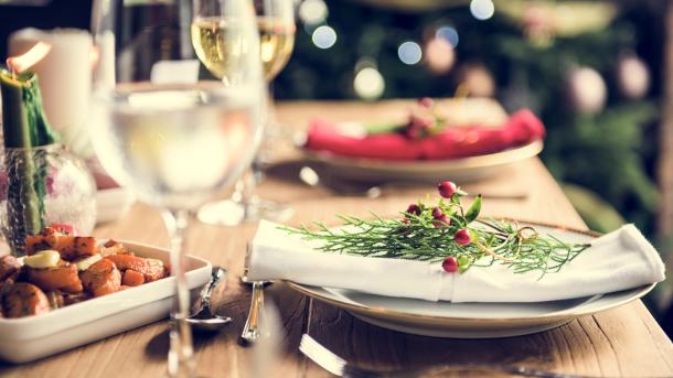Bordopdækning med julepynt