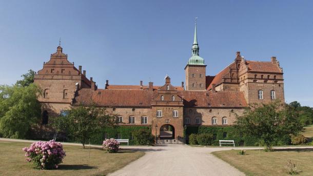 Holckenhavn Slot set fra indkørselsvejen