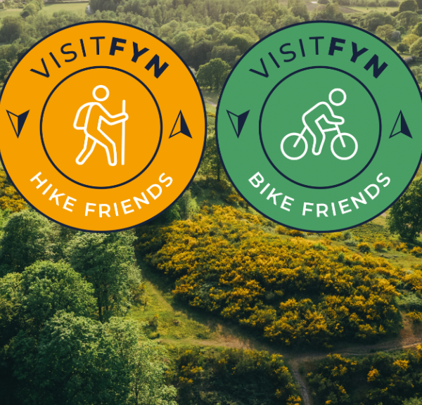 Svanninge bakker med grønt græs og grønne træer og grafiske logoer for bike og hike friends-konceptet