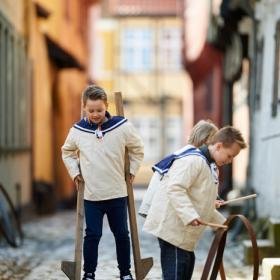 Drenge går på stylter ved Møntergården, Odense Bys Museer