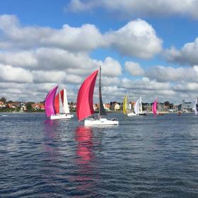 sejlbåde med farverige sejl på vandet, sportevent