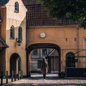 De fynske købstæder - kvinde går tur i Bogense