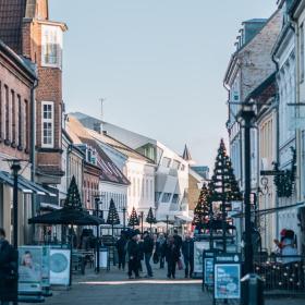 Ned langs en gågade er dekorationer formet som juletræer på begge sider af gaden