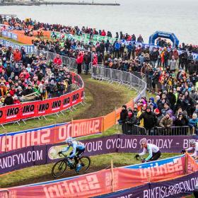 Bane, deltager og publikum til VM i Cyklecross med havet i baggrunden.