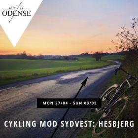 Grafik til cykelrute. Asfaltvej med marker på begge sider fører ud til en solnedgang. Til højre ligger en cykel op af en bakke. Billedet har titlen "Cykling mod Sydvest: Hesbjerg" skrevet i bunden. Op i venstre hjørne er logoet til "This is Odense".