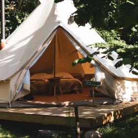 tiki camp langeland natur glamping camping telt overnatning