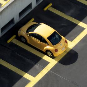 parkering gul bil