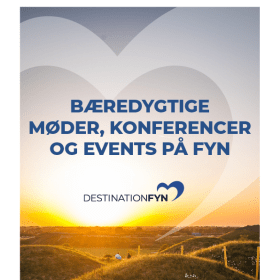 Forside af publikationen "Bæredygtige møder, konferencer og events på Fyn", der viser et smukt, grønt, bakket landskab og en skinnende sol i baggrunden.