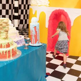 En flok børn ses i en sanseudstilling, der forestiller en masse desserter og lignende.