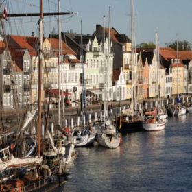 Sønderborg havn fyldt med skibe på en solskinsdag. 