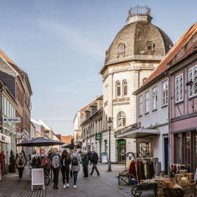 Gågade i Nyborg med mennesker og butikker.