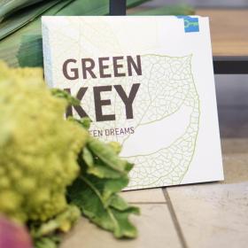 Green Key-logoet opstillet ved siden af grøntsager