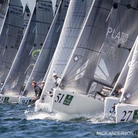 En masse hvide Melges-både med sejlere på ræd og række på havet