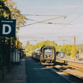 Tog holder på perronafsnit D på Middelfart Station